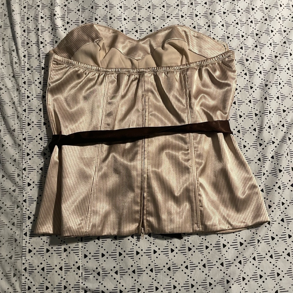 Sweetheart shape front. Strapless with a brown belt. Size Large